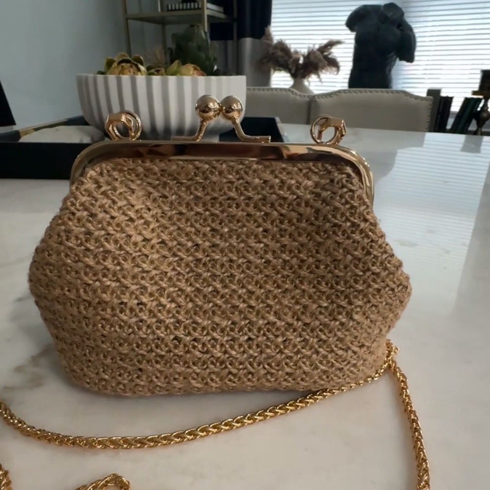 Jesalin Sette Petito in Jute Tan Woven Kisslock Clutch with Gold Chain